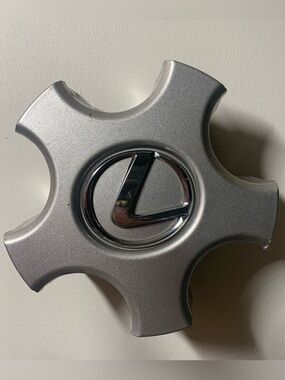 Lexus RX 4-spoke grey wheel hub